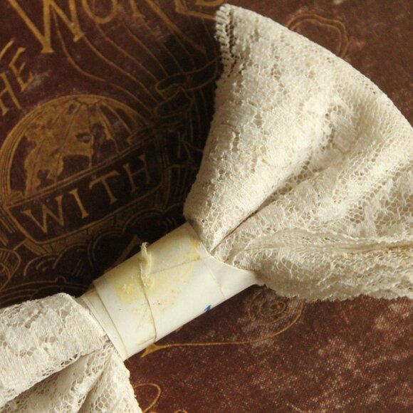 Vintage 1970s Wide Lace Trim, NOS Pale Beige Taupe Nylon 3.5" Wide, One Yard - Picture 3 of 11